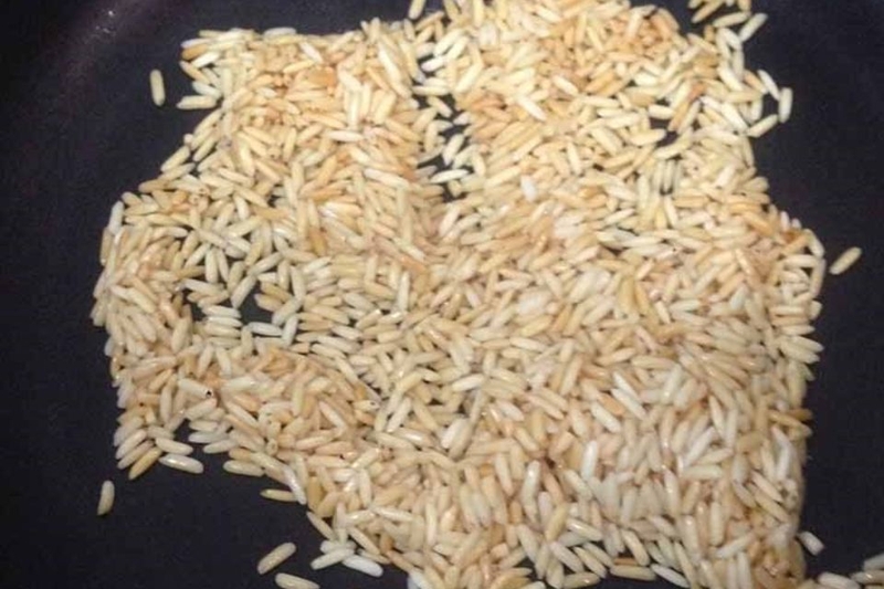Rang gạo vàng thơm trước khi nấu cháo