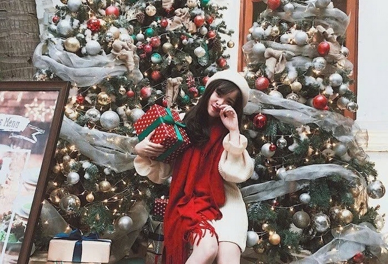 Chụp ảnh với cây thông noel ảnh 2