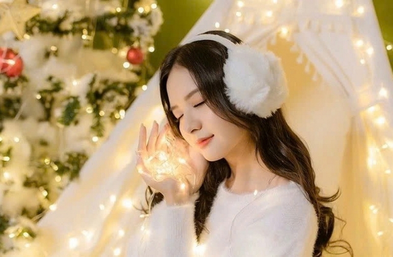 Chụp ảnh với cây thông noel ảnh 4