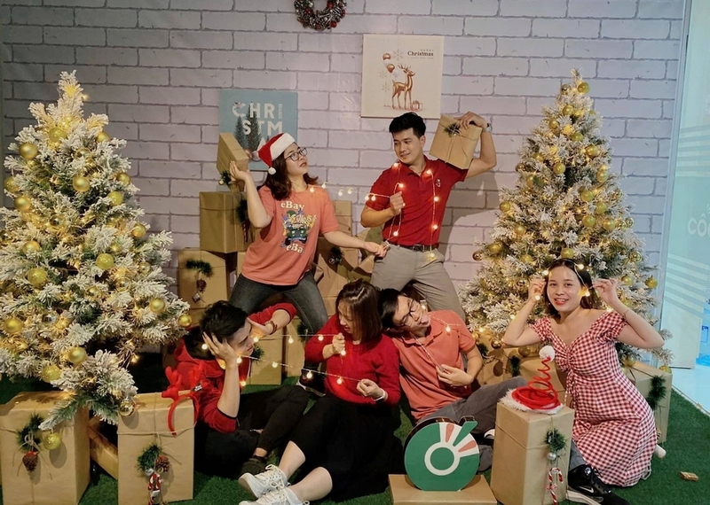 Chụp ảnh với cây thông noel ảnh 5