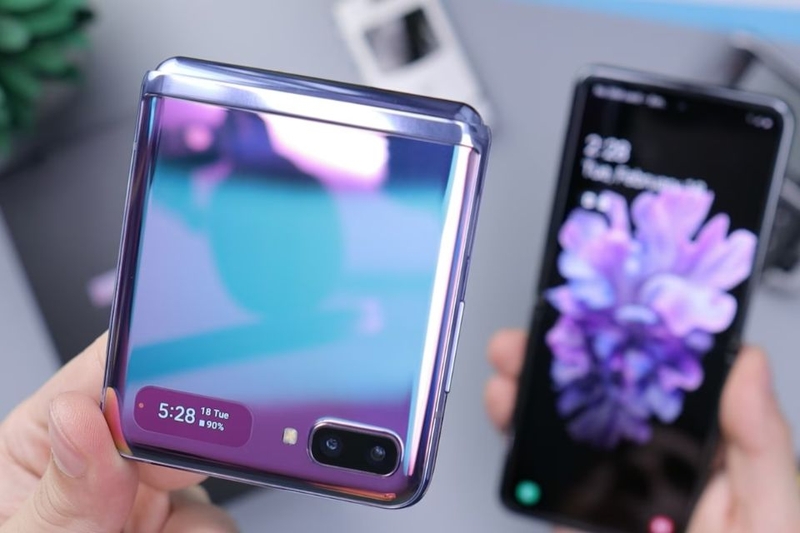 Cơ chế điện thoại gập màn hình phụ