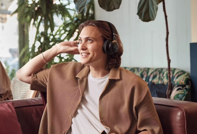 Có nên đeo headphone khi xem TV không ảnh 1