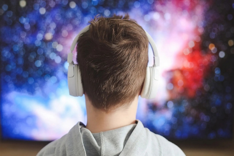 Có nên đeo headphone khi xem TV không ảnh 4
