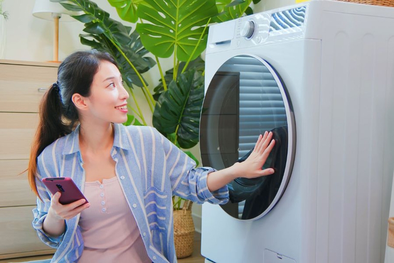 Tại sao không nên đóng nắp máy giặt ngay sau khi giặt xong?