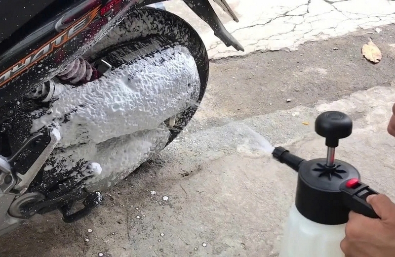 Có nên sử dụng bình bọt tuyết cho tiệm rửa xe ảnh 1