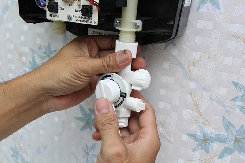 Có nên tự tháo van xả cặn bình nóng lạnh Ariston ảnh 4