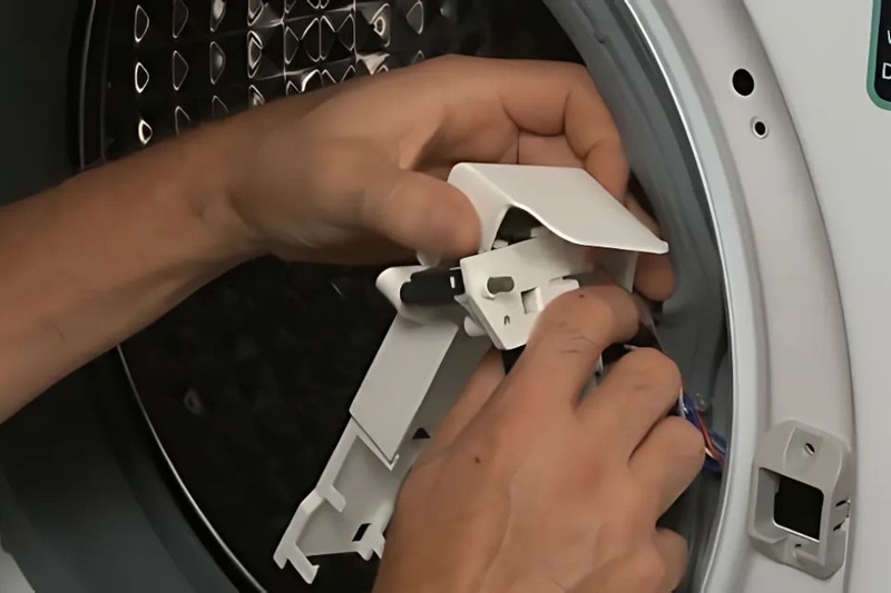 Công tắc khóa cửa máy giặt electrolux bị lỗi