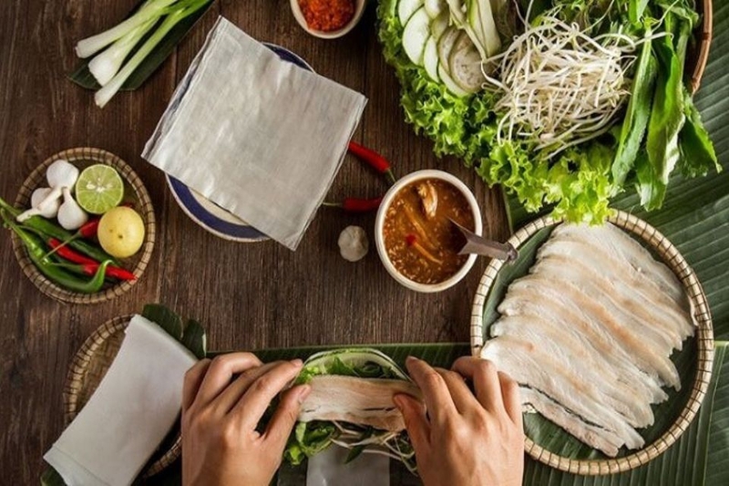 Cuốn và trình bày món ăn