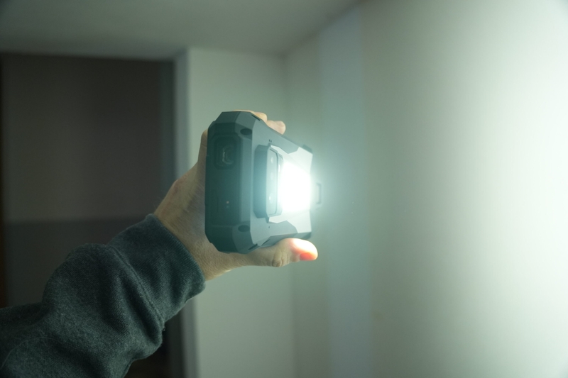 Mặt sau máy còn tích hợp cụm đèn LED trợ sáng dã ngoại với cường độ phát sáng lên đến 1200 lumens