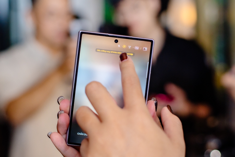 Trên tay Samsung Galaxy Z Fold8 - 15