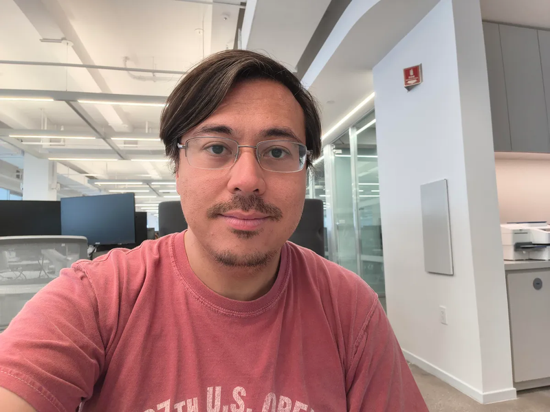 Đánh giá Motorola Edge (2026) selfie.png