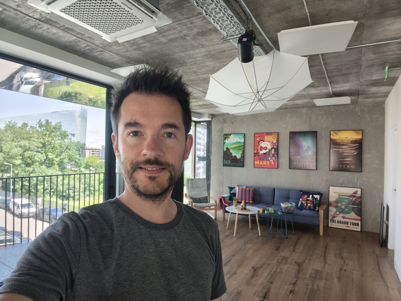 Đánh giá Motorola Edge 70 Pro selfie.jpg