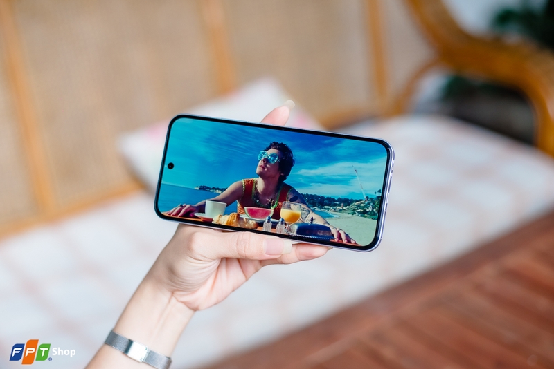 Màn hình của OPPO A7 Pro hiển thị tươi tắn, độ tương phản sâu nhờ khả năng tái tạo 1,07 tỷ màu