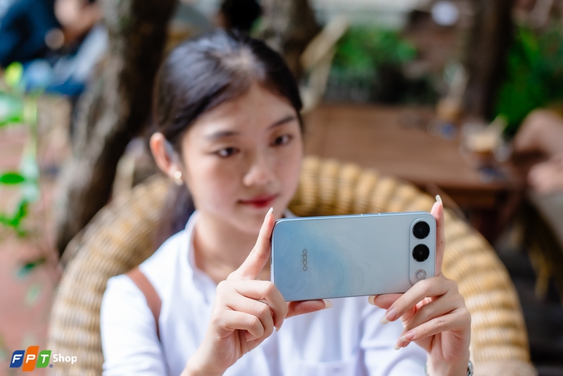 Mặt lưng của OPPO A7 Pro nổi bật với thiết kế vân sóng