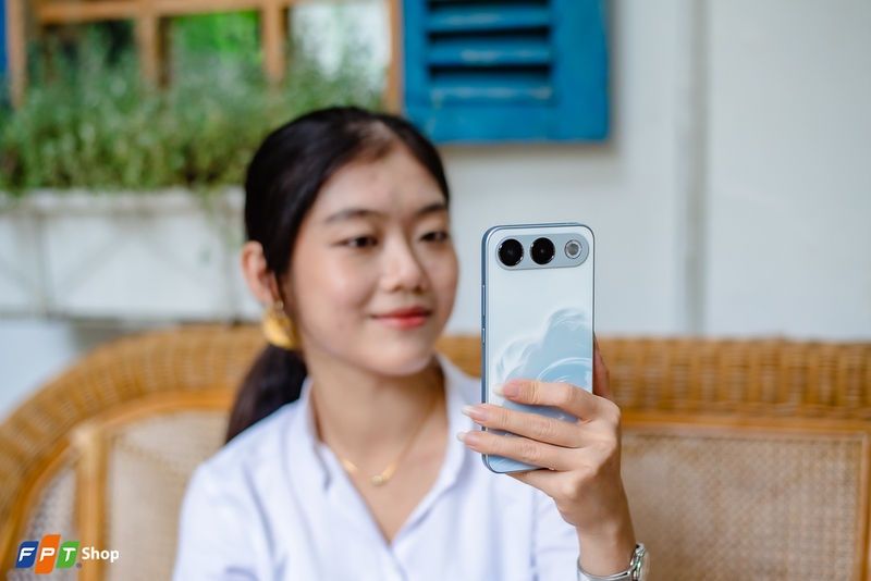 camera chính 50 MP (f/1.9, hỗ trợ AF) đi kèm cảm biến đo chiều sâu 2 MP