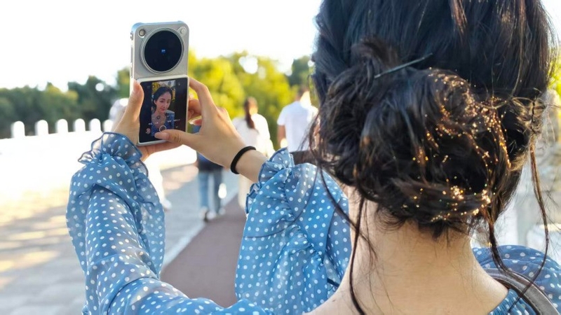 Màn hình rời 3,92 inch hỗ trợ selfie bằng camera sau