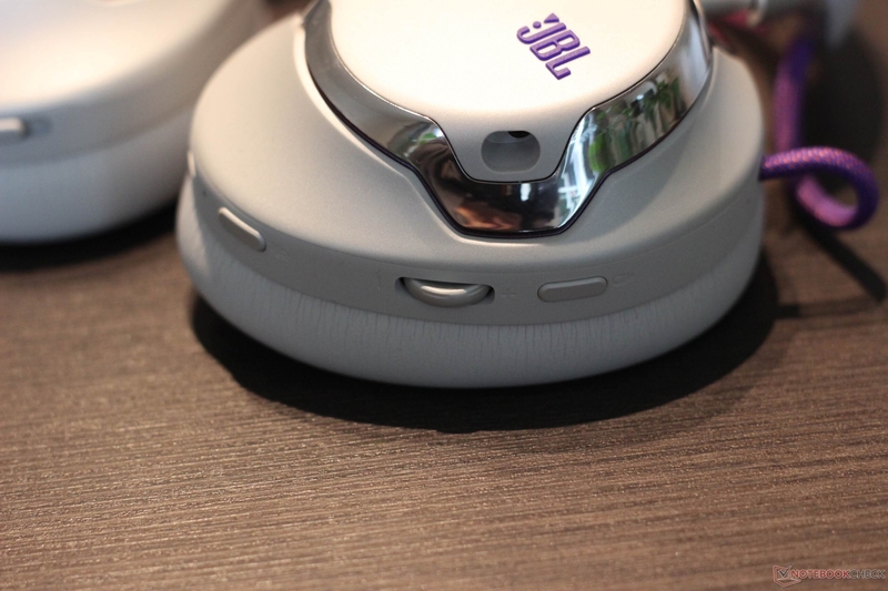 Đánh giá tai nghe JBL Quantum 950 3.jpg