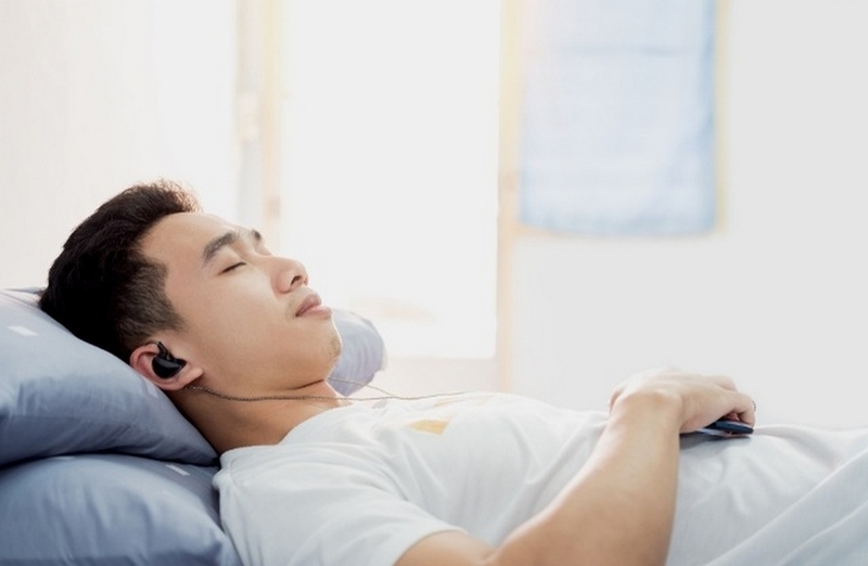 Thói quen đeo tai nghe khi ngủ của nhiều người