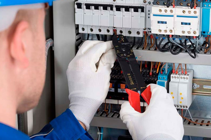 Các thiết bị bảo vệ như cầu dao tự động và bộ lọc sóng hài là rất cần thiết để bảo vệ hệ thống điện 3 pha