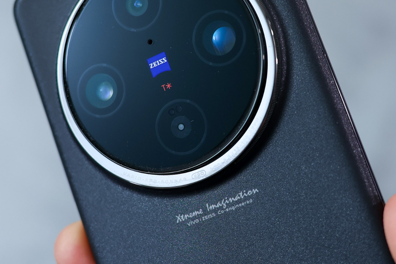 Điện thoại có camera Zeiss cover.png