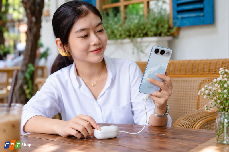 Người dùng có thể cắm dây để tiếp điện tức thời cho các phụ kiện điện tử
