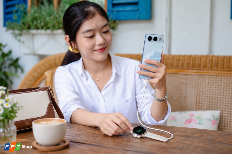 Người dùng chỉ cần chuẩn bị một sợi cáp chuẩn có hai đầu USB-C là đã có thể sạc thiết bị khác
