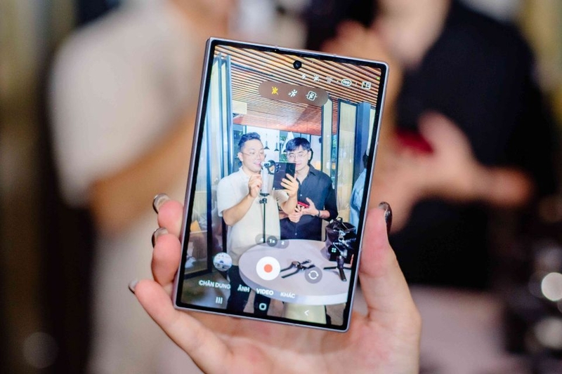 Độ sáng 3.000 nits và Vision Booster