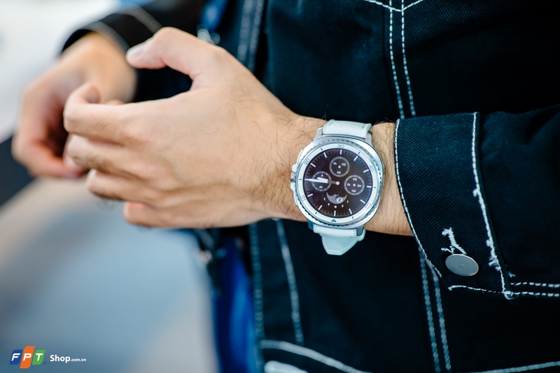 Ấn tượng đầu tiên khi cầm trên tay Galaxy Watch8 Classic chính là sự trở lại của vòng xoay Bezel vật lý