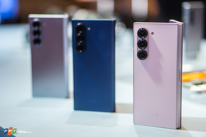 Samsung tiếp tục sử dụng chất liệu nhôm cho phần khung viền trên Z Fold6 và mang tới 5 lựa chọn màu sắc hoàn toàn mới