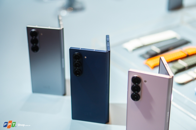 Samsung Galaxy Z Fold6 mang đến một số cải tiến với bản lề Flex mới, tích hợp cơ chế rãnh kép để mang tới khả năng gập không khoảng hở như trên Z Fold5