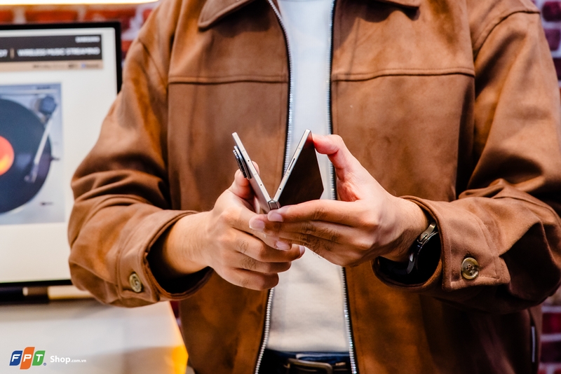 Trọng lượng giảm xuống còn 215g, nhẹ hơn đáng kể so với Z Fold6