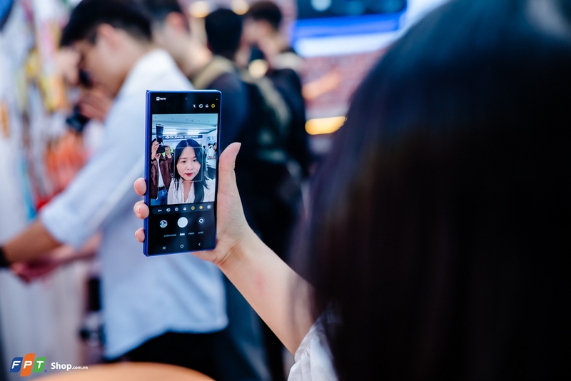 Camera selfie được nâng cấp đáng kể với 10MP ở cả màn hình ngoài và trong