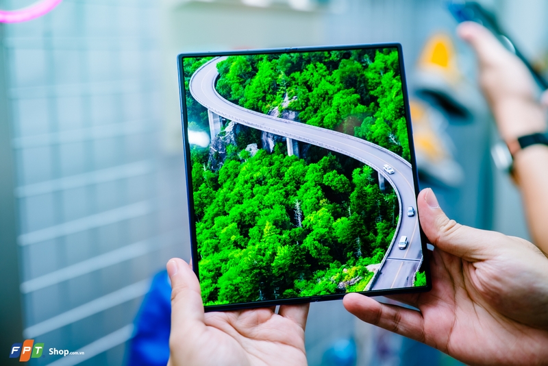 Màn hình chính bên trong của Z Fold7 có kích thước 8.0 inch, lớn hơn 11% so với Z Fold6
