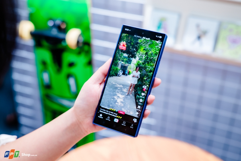 Màn hình ngoài cũng được nâng cấp lên 6.5 inch với độ phân giải FHD+