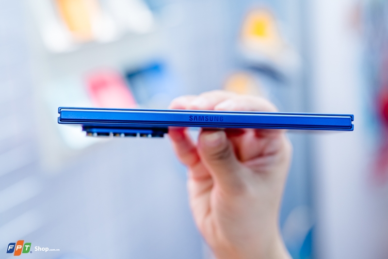 Về chất liệu, Galaxy Z Fold7 được trang bị Advanced Armor Aluminum cải tiến cho khung viền