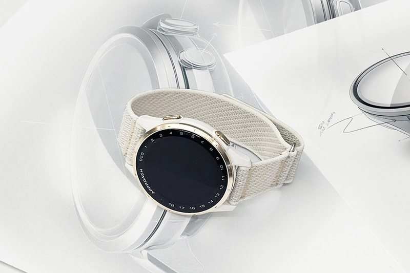 Thân đồng hồ được làm từ polymer gia cố sợi kết hợp với bezel nhôm anodized