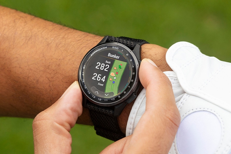 Đồng hồ có thể kết nối với bộ theo dõi gậy golf Approach CT1 hoặc CT10