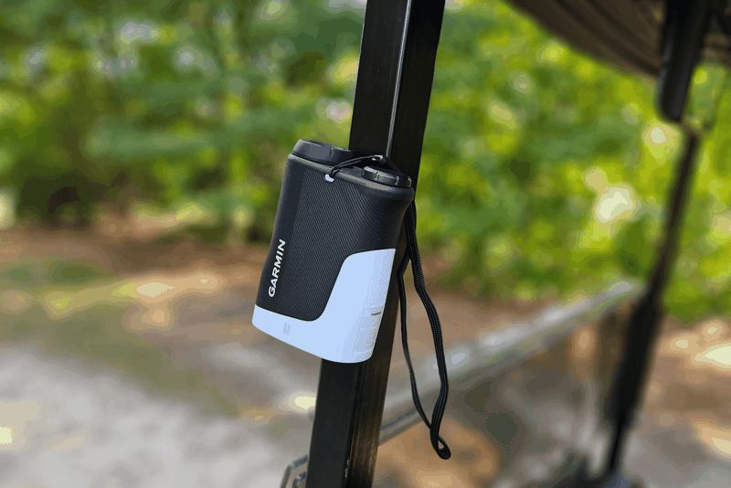Approach Z30 còn được trang bị một giá đỡ từ tính, giúp bạn dễ dàng gắn máy lên xe đẩy golf
