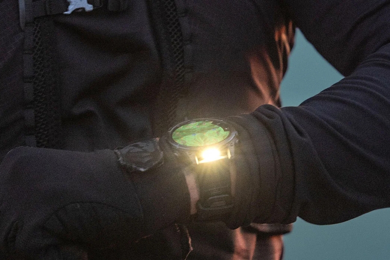 Garmin Fenix 8 Solar được trang bị đèn pin LED với nhiều cường độ