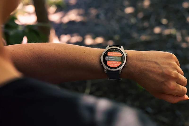 Màn hình AMOLED 1,3 inch với độ phân giải 416 x 416 pixel