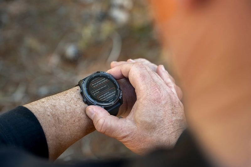 Một trong những điểm nổi bật của Garmin Fenix E chính là thời lượng pin cực kỳ ấn tượng