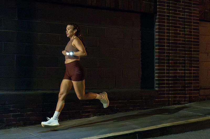 Forerunner 970 còn được nâng cấp với đèn pin LED tích hợp