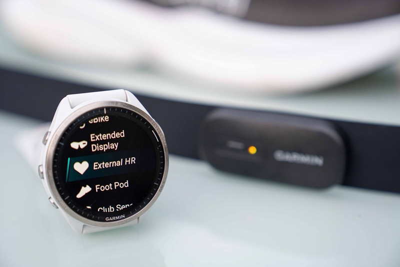 Quá trình thiết lập ban đầu khá đơn giản với việc nhấn button để đánh thức thiết bị