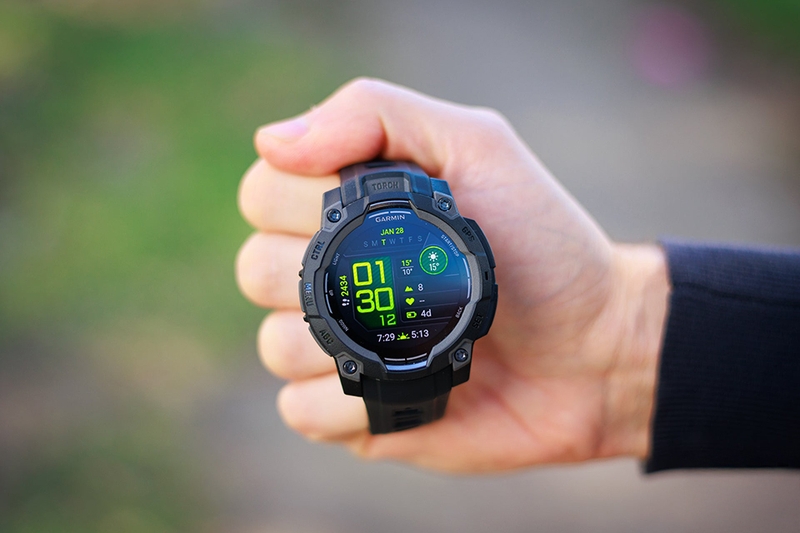Garmin cũng tích hợp các chế độ tùy biến độ sáng theo môi trường xung quanh
