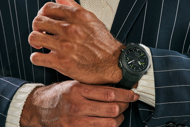 Điểm nhấn khác biệt và đắt giá nhất của Garmin MARQ Athlete II Carbon chính là bộ vỏ được chế tác tỉ mỉ