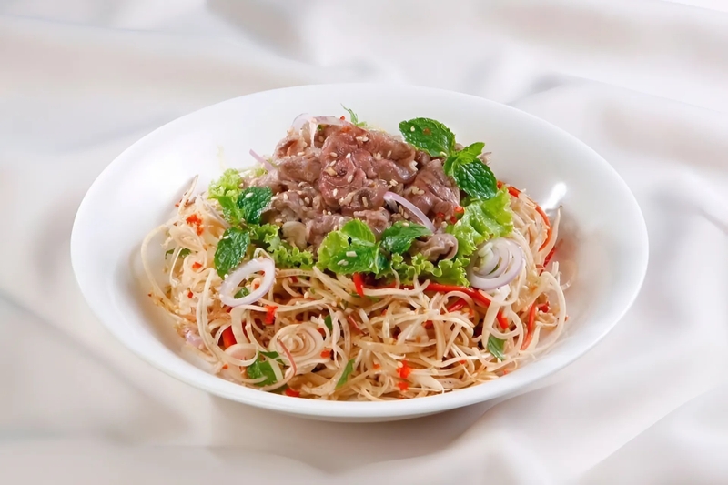 Sau khi phần rau củ đã ngấm gia vị, bạn cho phần thịt bê đã xào vào tô