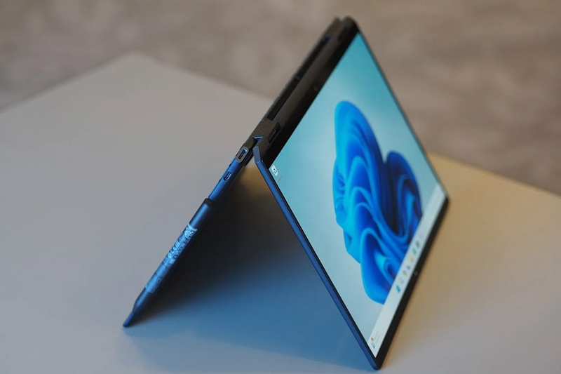 Thiết kế bản lề 360 độ của HP Spectre X360 14 eu0050TU là điểm nhấn đặc biệt