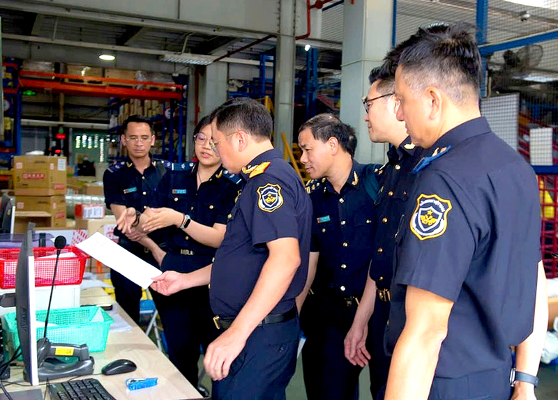 Customs officer là danh từ chỉ nhân viên hải quan