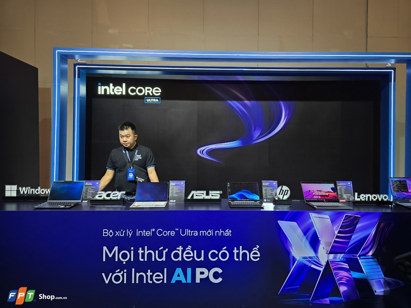 Khu vực trải nghiệm các dòng Laptop mới chạy chip xử lý Intel Core Ultra (Series 2).
