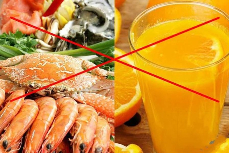 Hải sản (Tôm, cua...) và Trái cây/Nước ép giàu Vitamin C (Cam, chanh, ổi...)